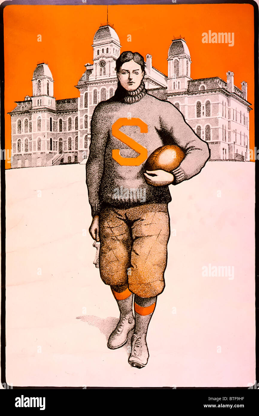 Syrakus-Football-Spieler stehend, mit Syracuse University hinter ihm ca. 1903 Stockfoto