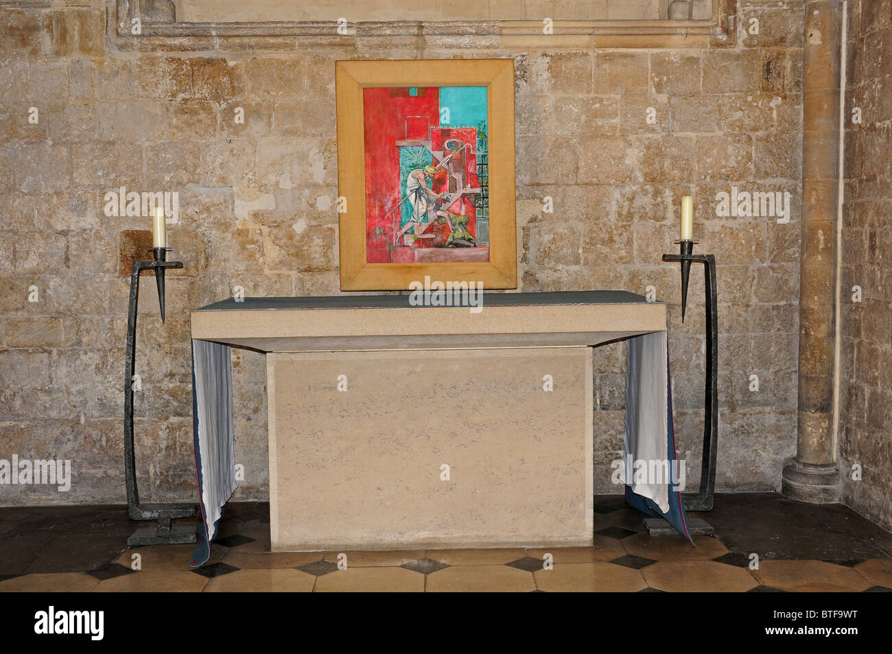 Der Altar in der Kapelle des St. Mary Magdalene mit Graham Sutherland Malerei, "Noli Me Tangere" hinter. Stockfoto
