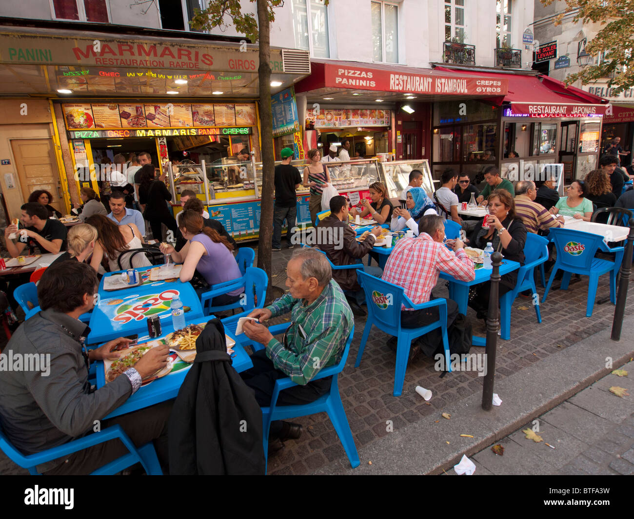 Typische beschäftigt ethnischen Pflaster Restaurant im Marais Viertel von Paris Frankreich Stockfoto