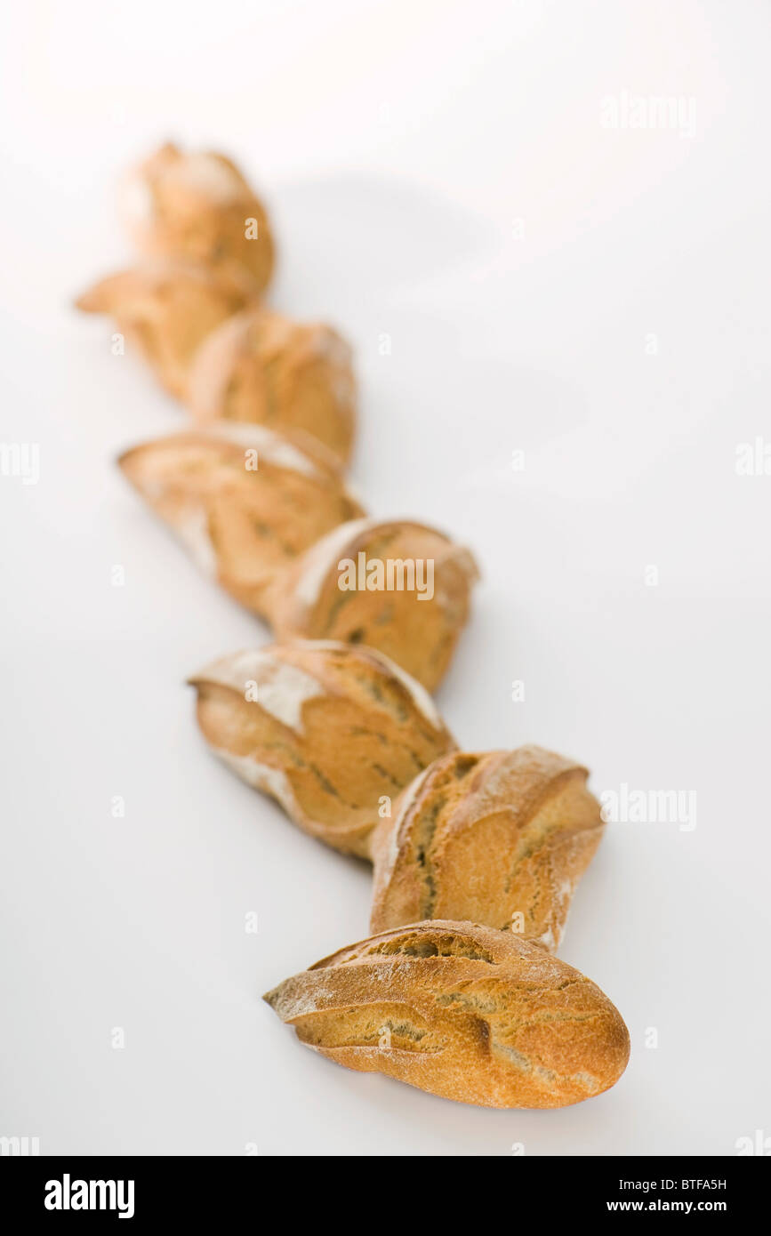 Frische Brote aufgereiht Stockfoto