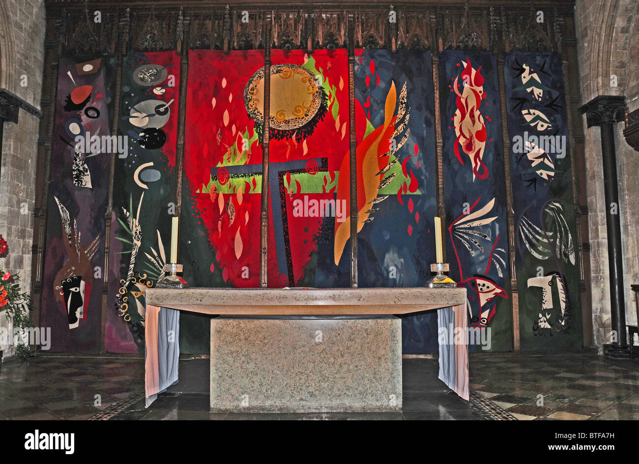 Der lebendige Piper Gobelin (1966) Darstellung der Heiligen Dreifaltigkeit, hinter dem Hochaltar, Kathedrale der Heiligen Dreifaltigkeit, Chichester. Stockfoto