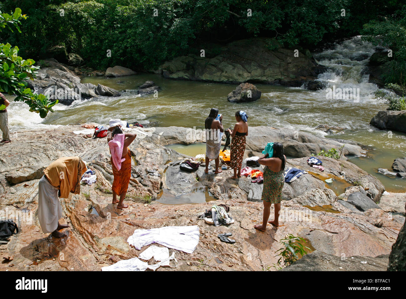 Dorfleute waschen und Baden im Fluss in der Nähe von Nuwara Eliya, Sri Lanka. Stockfoto