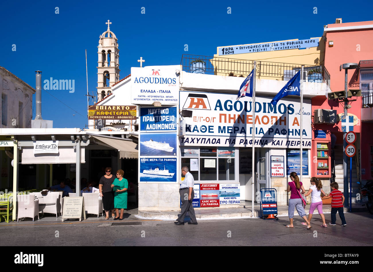 Straßenszene, Tinos Stadt. Blick auf das Amt des Agoudimos ferries. Stockfoto