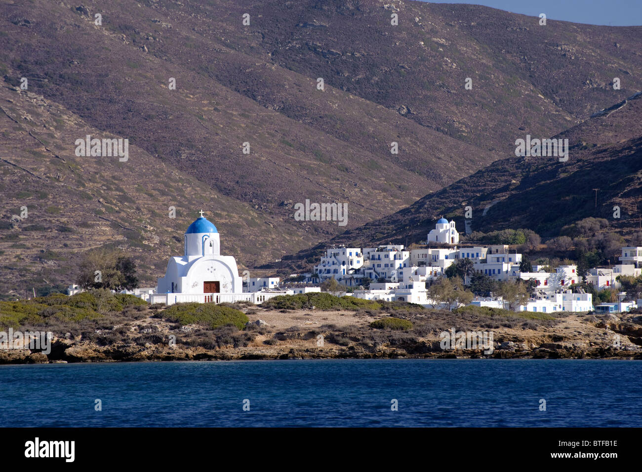Ansicht von Katapola, Insel Amorgos, Ägäis, Griechenland. Im Vordergrund ist die orthodoxe Kirche Agios Panteleimon. Stockfoto