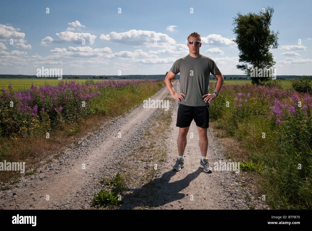 Männliche Sportler fangen Atem an heißen Sommertag. Stockfoto