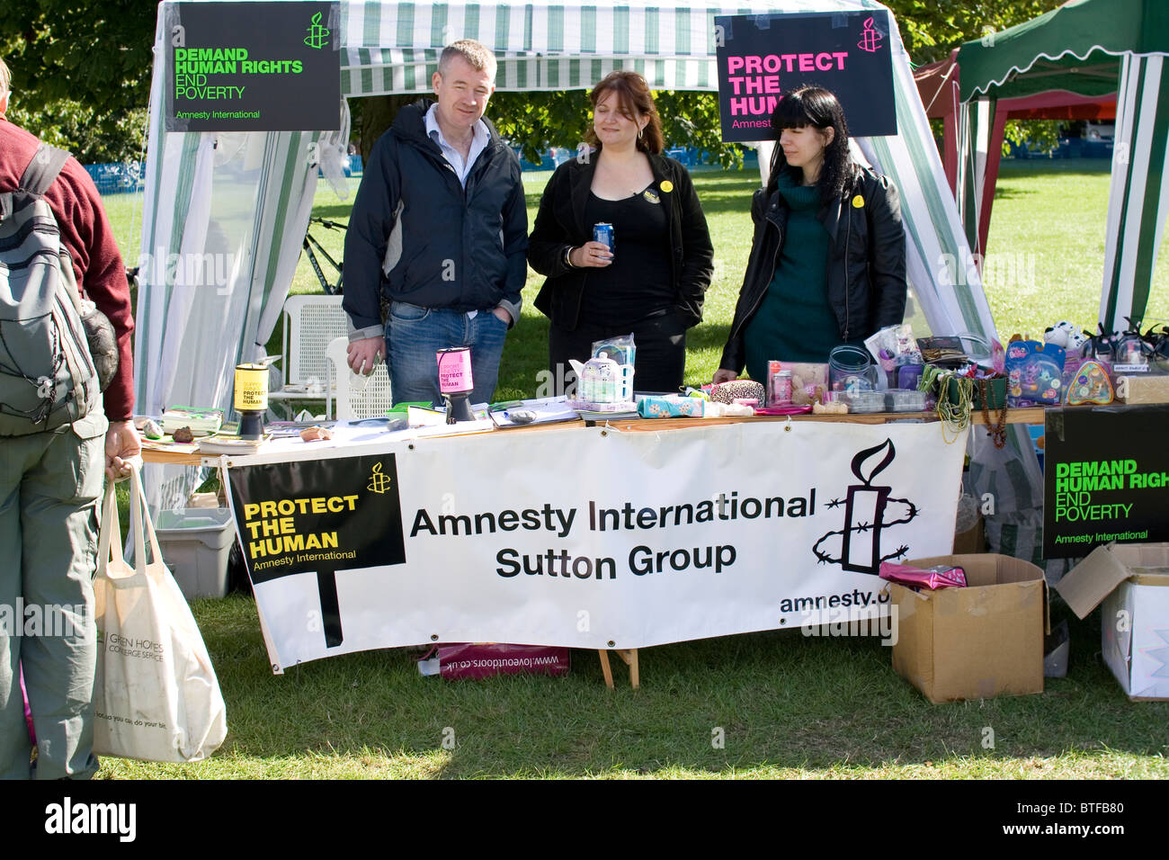Die Amnesty International Sutton Group, an der Umweltmesse, Carshalton Park, London, 2010. Stockfoto