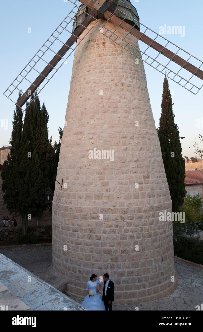 Braut und Bräutigam bei der Yemin Moshe Mühle. Jerusalem Stockfoto