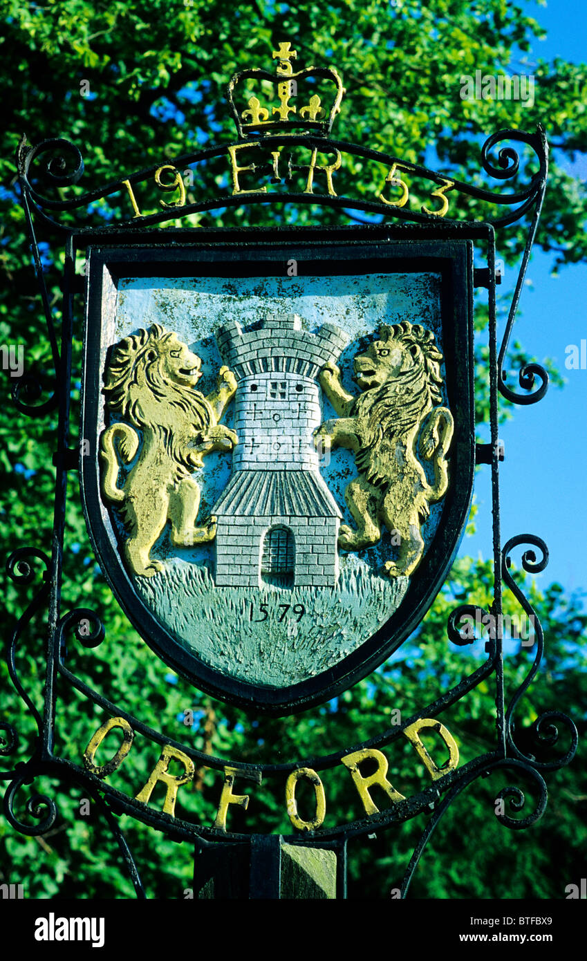 Orford Ortsschild, Suffolk England UK Englisch Zeichen Dörfer Löwe Löwen grassierenden Heraldik heraldische Schmiedeeisen Schloss Stockfoto