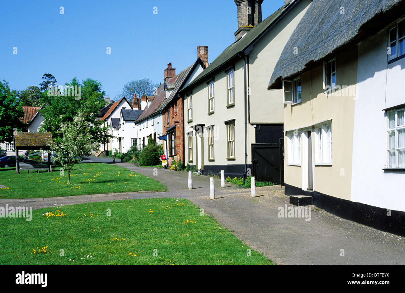 Dorf Hoxne, Suffolk, England UK englische Dörfer Grüns strohgedeckten Farbe gewaschen Häuser grün Stockfoto