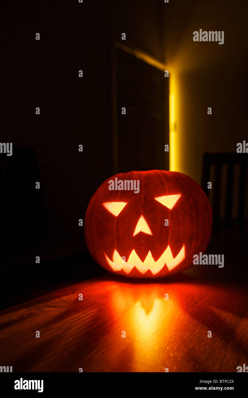 Ein unheimlich leuchtende orange Jack o' Lantern aus einem Kürbis gefertigt. Stockfoto