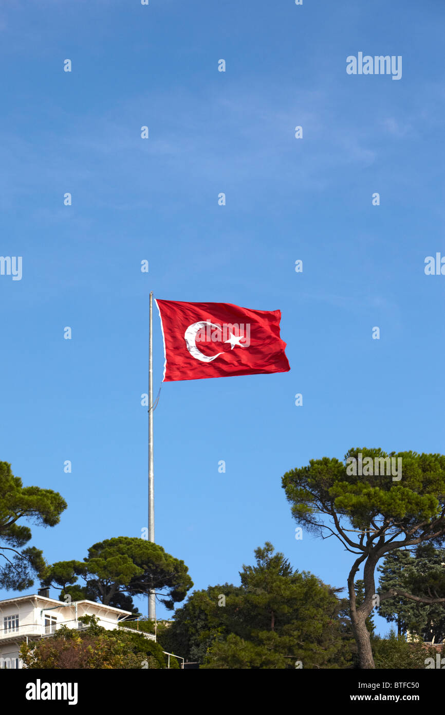 Am Ufer des Bosporus Istanbul türkische Flagge Stockfoto