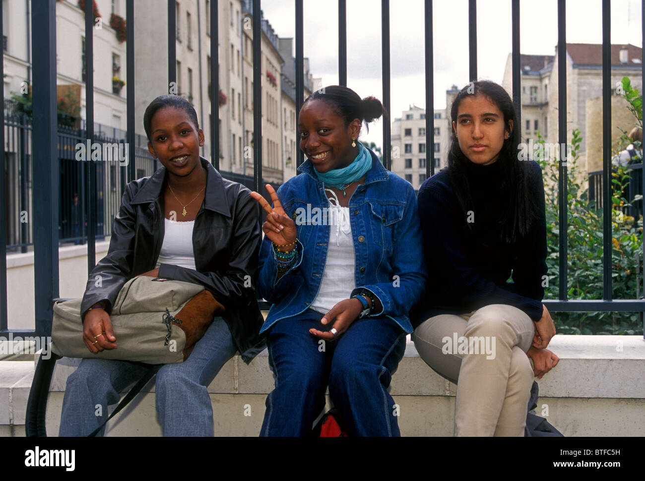 Französische Schüler Schülerinnen zusammen erhalten an der Aussparung am Lycee Charlemagne im Stadtteil Marais in Paris Frankreich Stockfoto