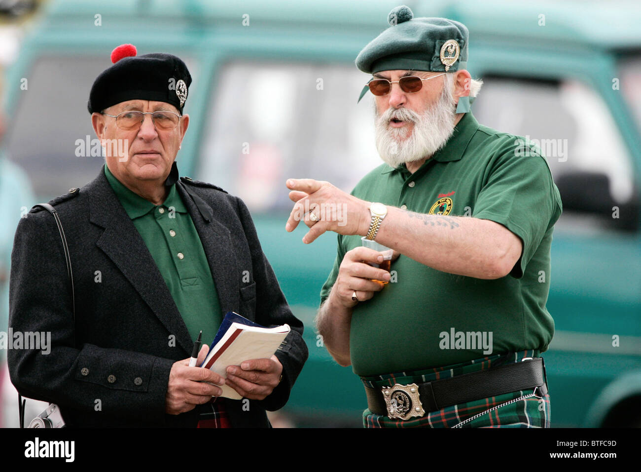 Richter des Highland-Mey-Games in Schottland tragen traditionelle schottische Tam O' Shanter Hüte, in Caithness. Stockfoto