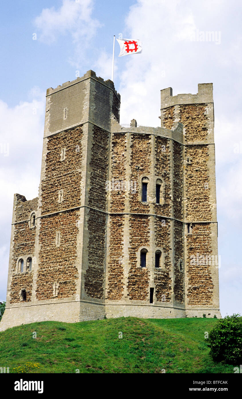 Orford Castle, Suffolk, Erbe Flagge England UK Englisch mittelalterliche Burgen zu halten hält Stockfoto