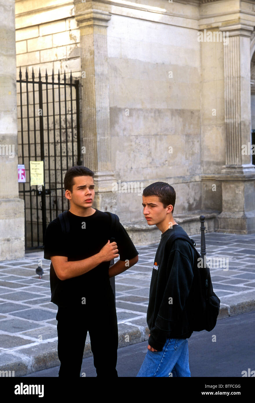 Französische Schüler Schüler erhalten zusammen an der Aussparung am Lycee Charlemagne im Stadtteil Marais in Paris Frankreich Stockfoto