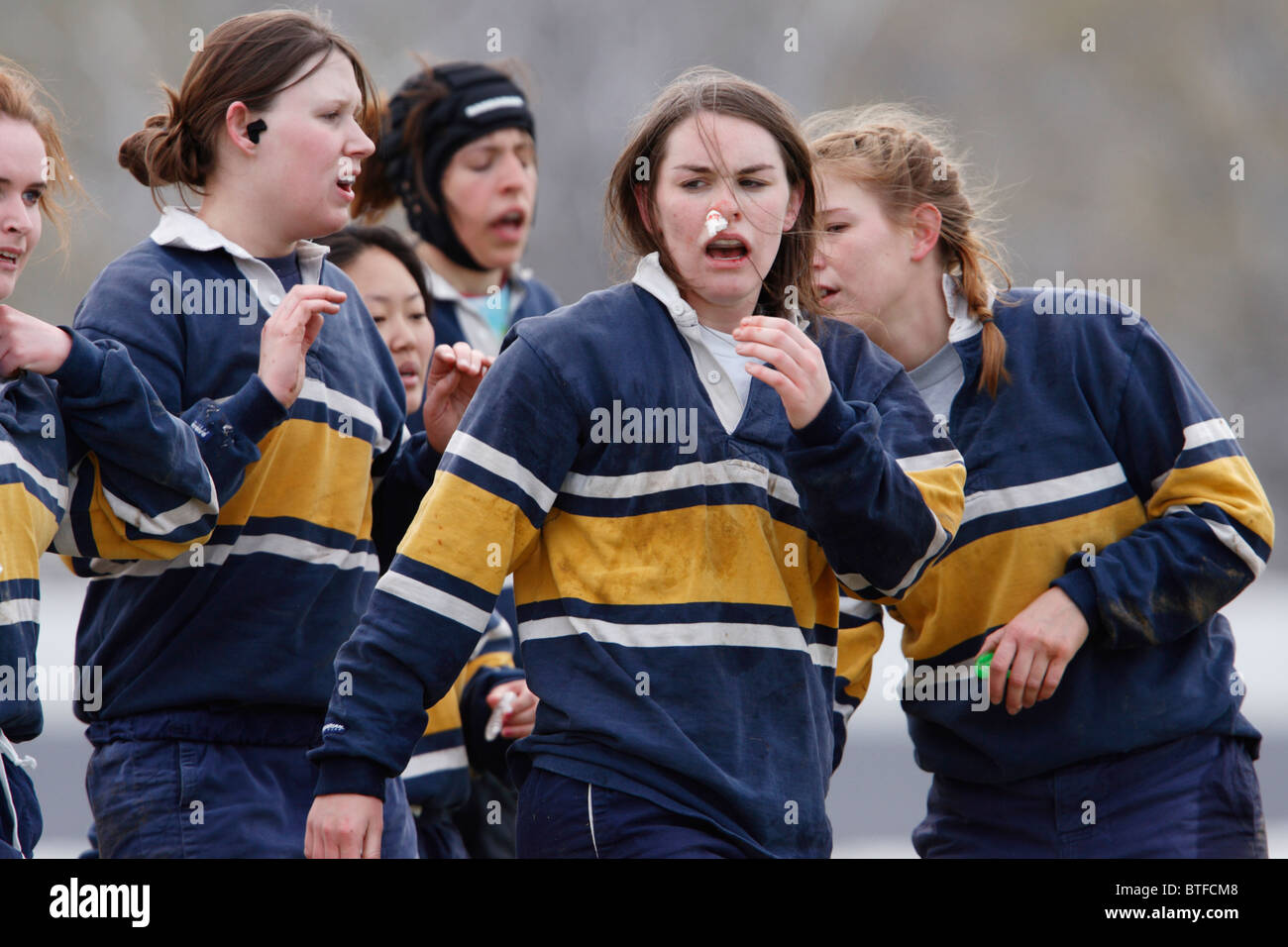 Universität von Pittsburgh Frauen Rugby-Spieler während einer Pause in Aktion gegen Salisbury University. Stockfoto