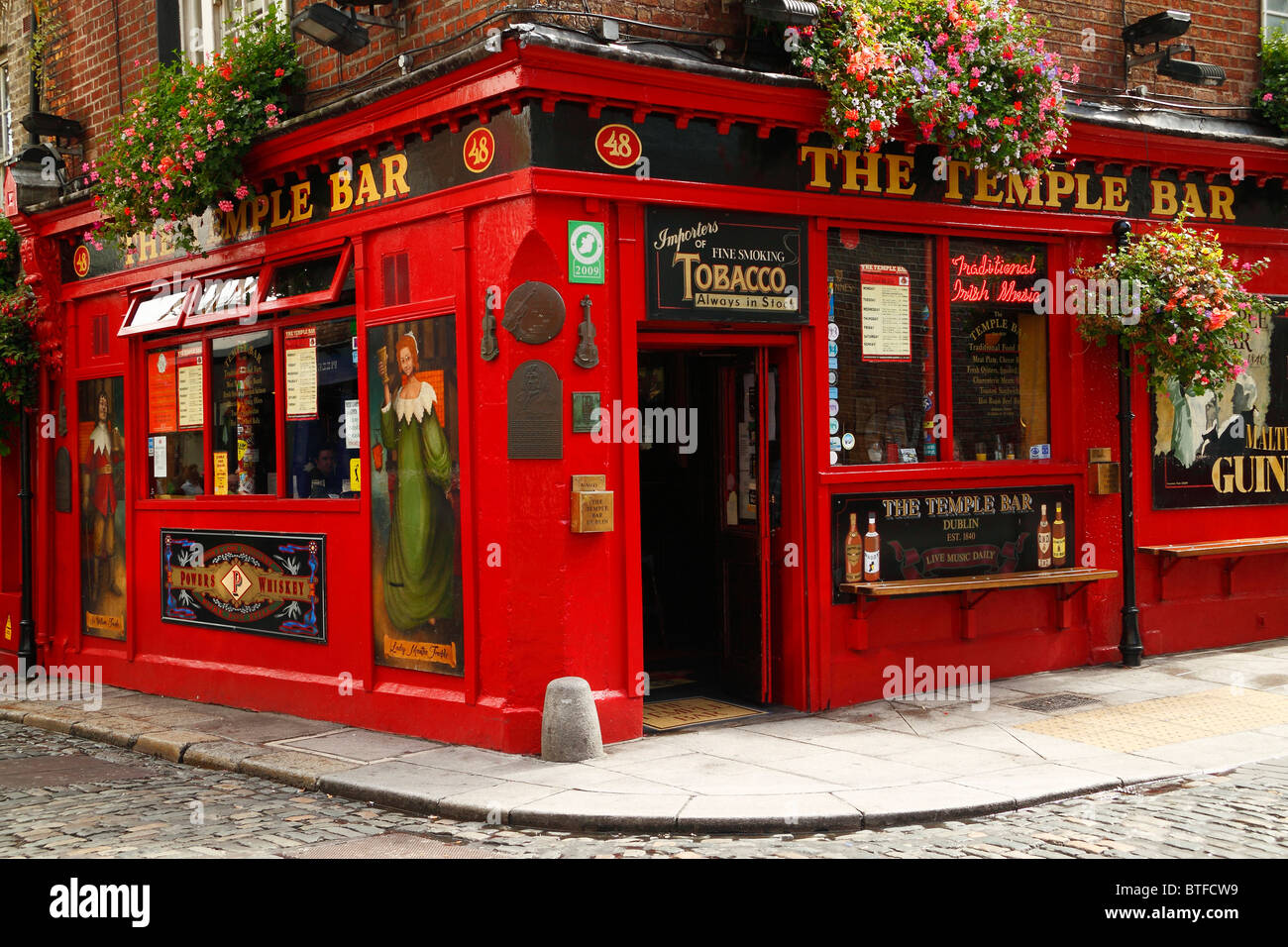 Der berühmten Temple Bar von Dublin, mit live Blumen geschmückt. Stockfoto