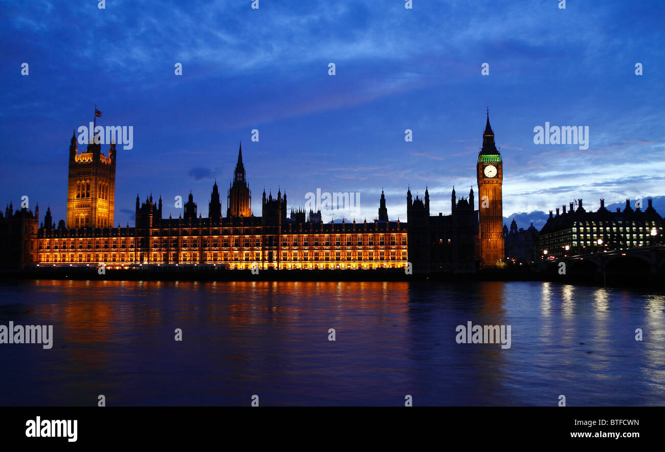 Britische Parlamentsgebäude und Big Ben Tower in der Dämmerung mit dem elektrischen blauen Himmel im Hintergrund. Stockfoto
