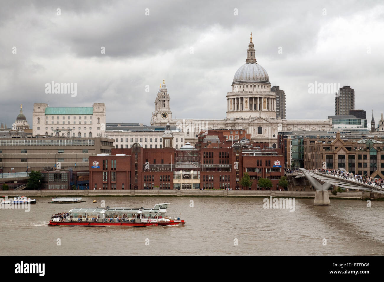 Bewölkten grauen Himmel über den Fluss Themse in St. Pauls Kathedrale, London, UK Stockfoto