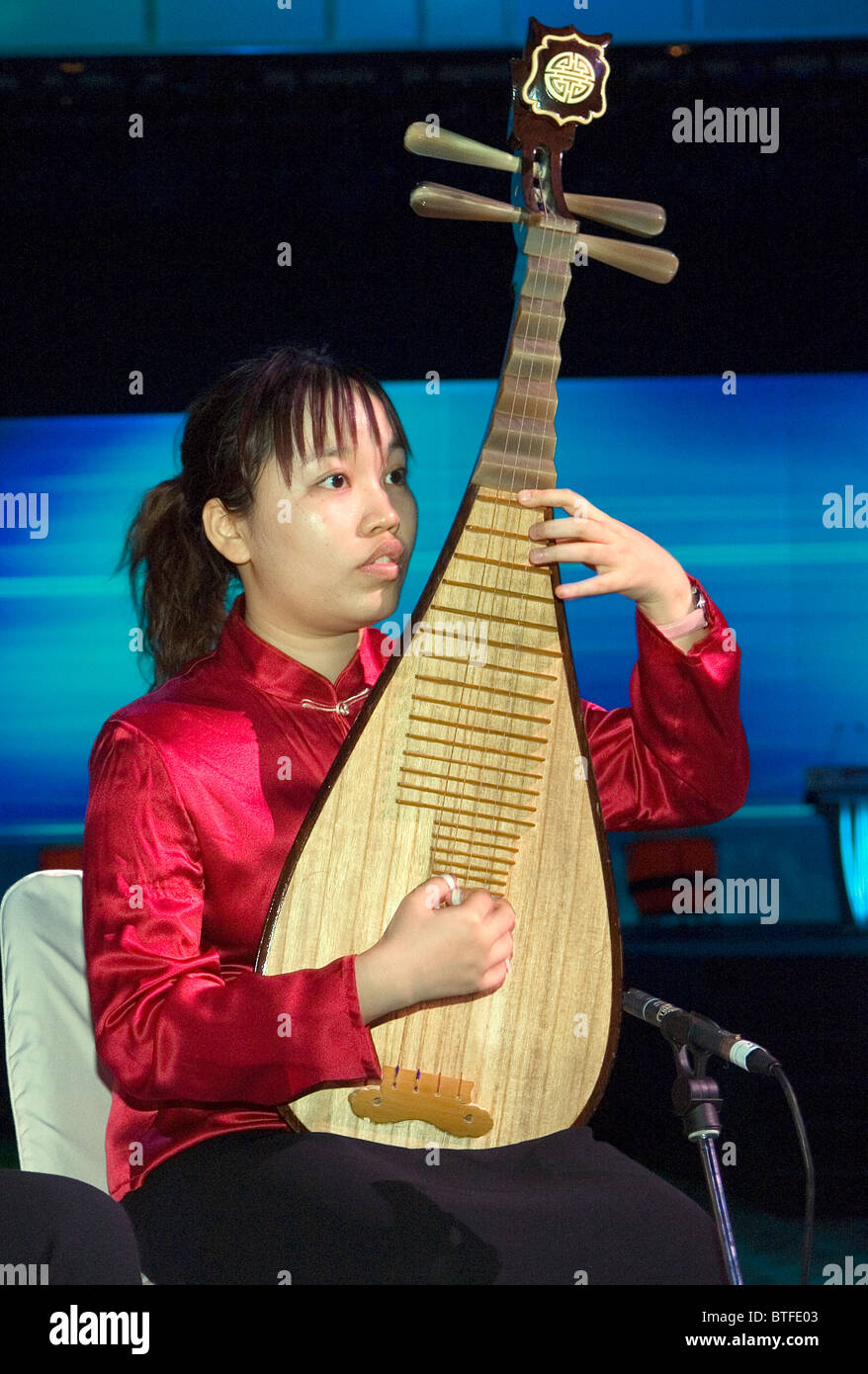 Junge Frau vier saitige antike chinesische Laute Familie klassischen Musikinstrument spielen eine Pipa genannt. Hongkong, China Stockfoto
