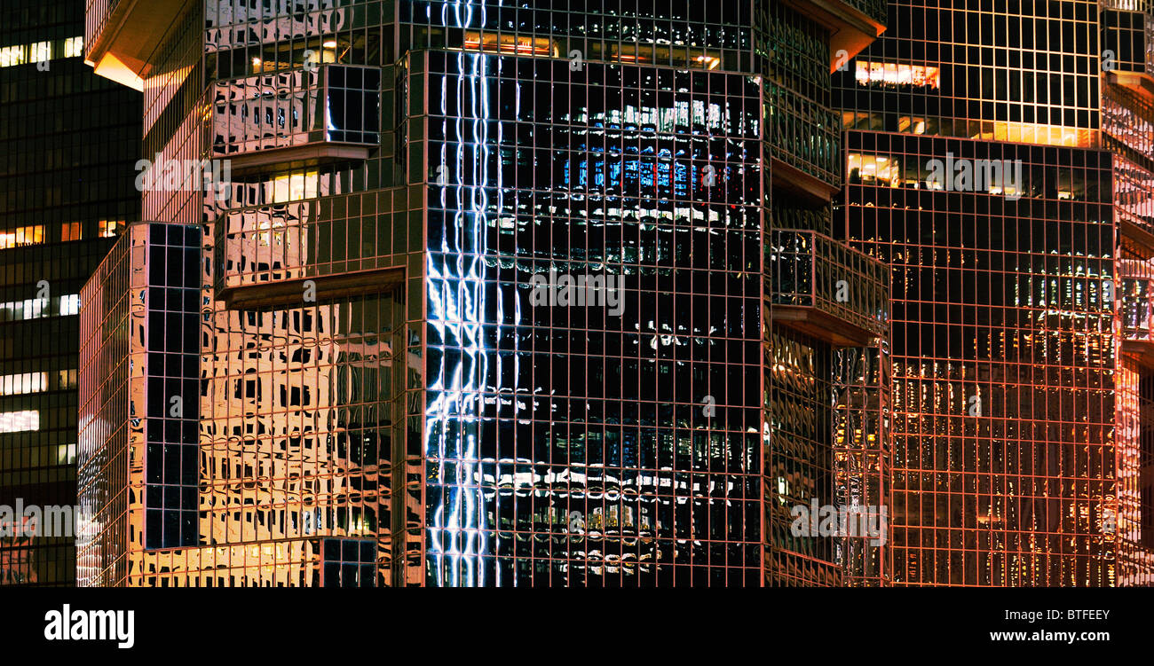 Hong Kong Island, China. Chinesische Stadtzentrum Wolkenkratzer Fassaden in der Nacht. Central District Stockfoto