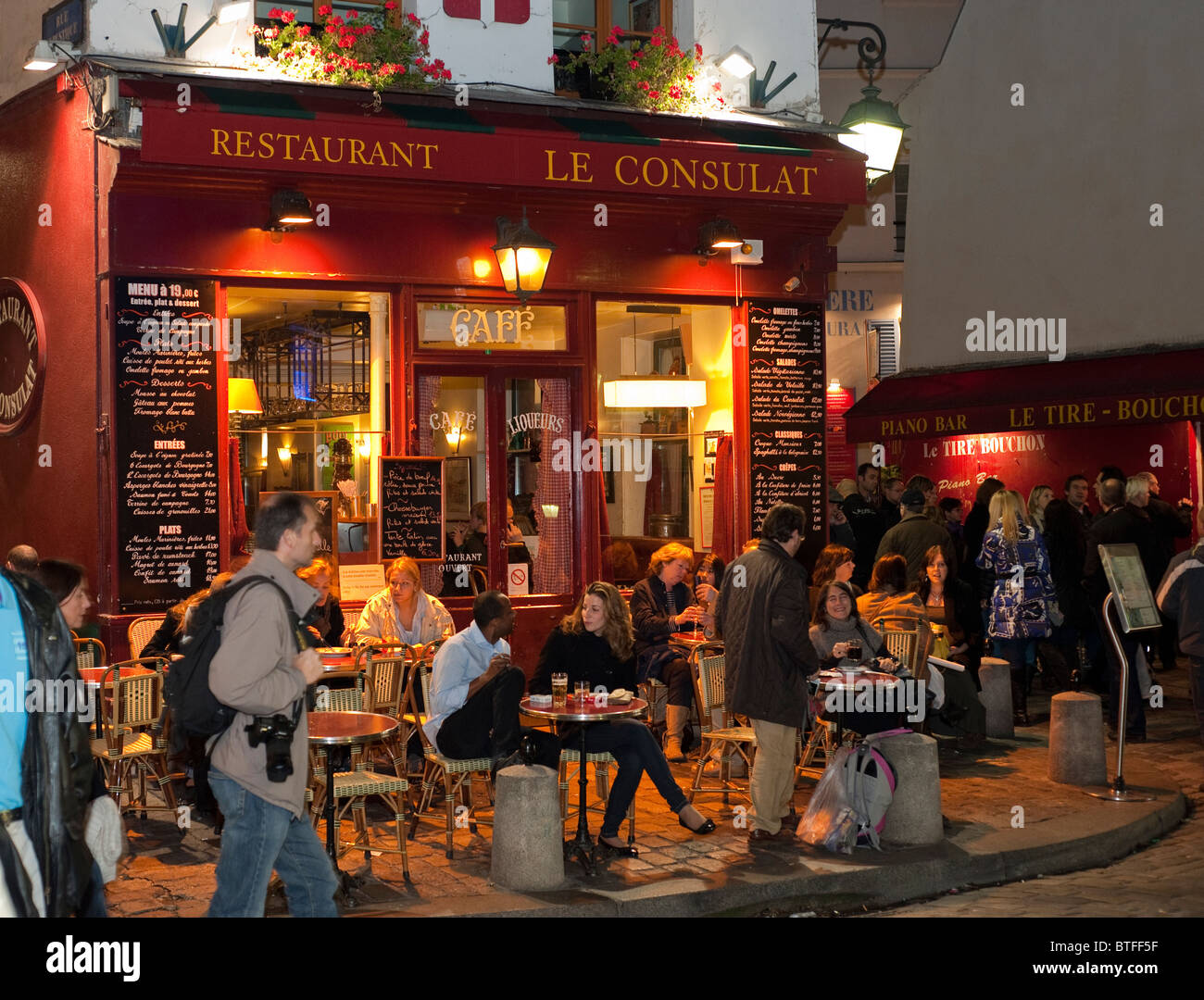 Paris, Frankreich, Straßenszene, Ansicht, Große Menschenmengen, Frauen, im Viertel Montmartre, Essen im Freien im Pariser Café Bistro abends, geschäftige Pariser Straßencafé-Szene, Bürgersteig Stockfoto