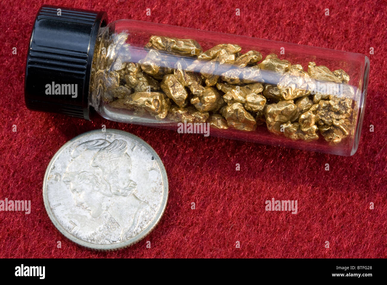 Natürlichen Gold-Nuggets im Fläschchen neben Mercury Dime Stockfoto