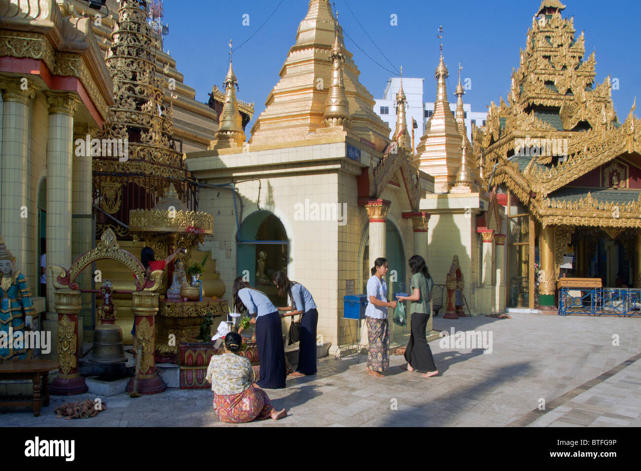 Birmanischen Menschen, die Segnungen, die Buddha, Sule-Pagode in der Innenstadt von Rangun, Yangon; Burma, Myanmar Stockfoto