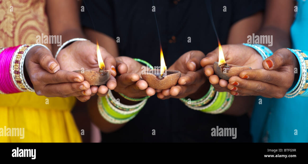 Junge indische Mädchen Holding leuchten Öllampen. Indien Stockfoto