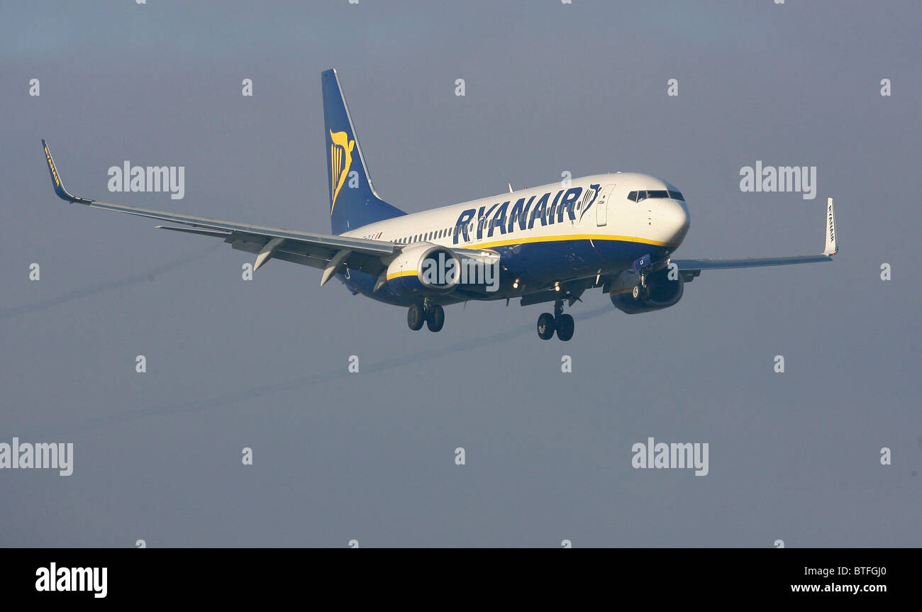 Ryan Air Jet kommt ins Land am Londoner Flughafen Gatwick. Bild von James Boardman Stockfoto