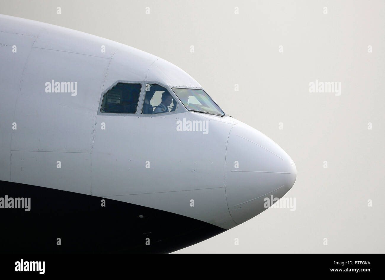 Ein Pilot und erster Offizier-Blick aus dem Flugdeck Windschutzscheibe ausziehen wie sie auf Flughäfen Gatwick Laufsteg vor dem taxi. Bild von James Boardman Stockfoto