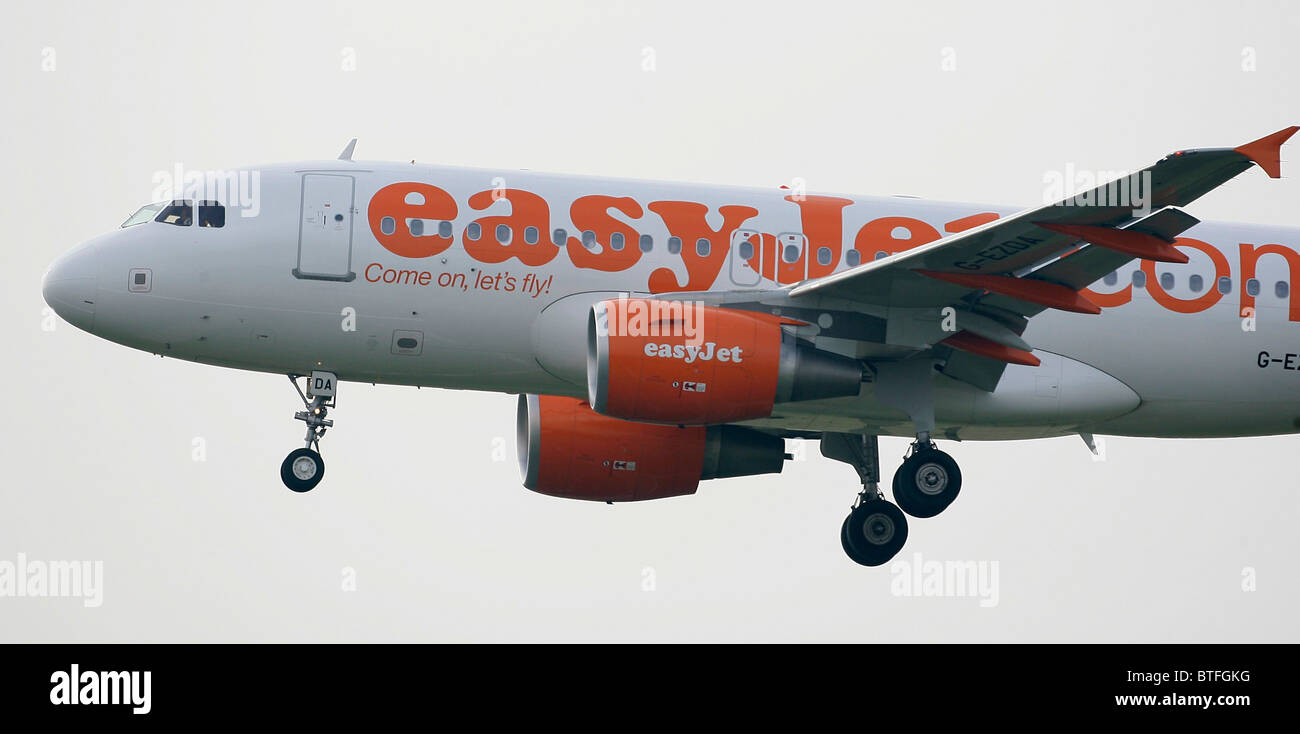 Ein Easy Jet Airbus A319-111 kommt in London Gatwick Air Bild von James Boardman zu landen Stockfoto
