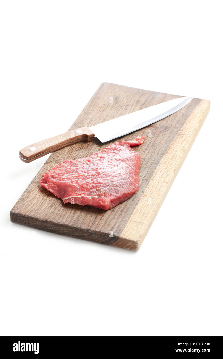 rohes Rindfleischsteak und Messer auf weißem Hintergrund Stockfoto