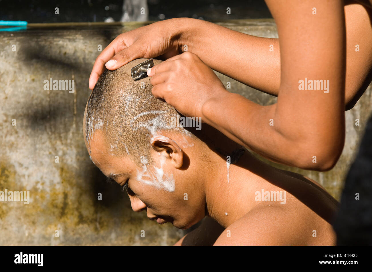 Buddhistische Mönche rasieren ihren Kopf, MahaGandhayon Kyaung Kloster, Amarapura, Burma, Myanmar Stockfoto