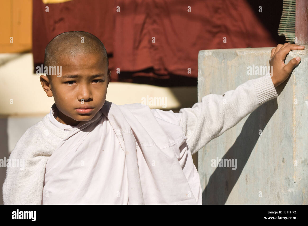 Porträt eines jungen buddhistischen Mönchs, MahaGandhayon Kyaung Kloster Amarapura, Burma, Myanmar Stockfoto