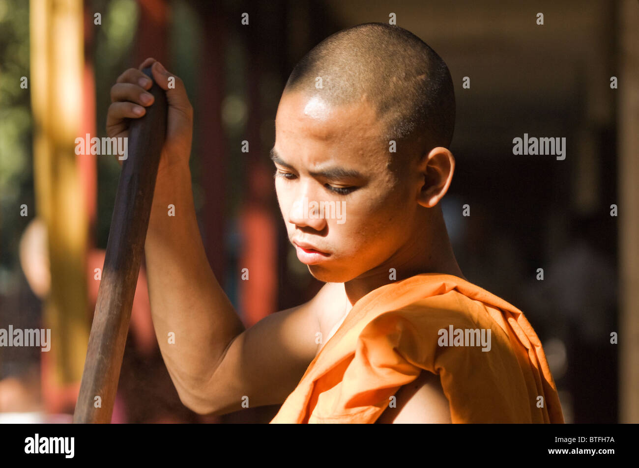 Vorbereitung des Reises für das Mittagessen, MahaGandhayon Kyaung Kloster Amarapura, Burma, Myanmar Stockfoto