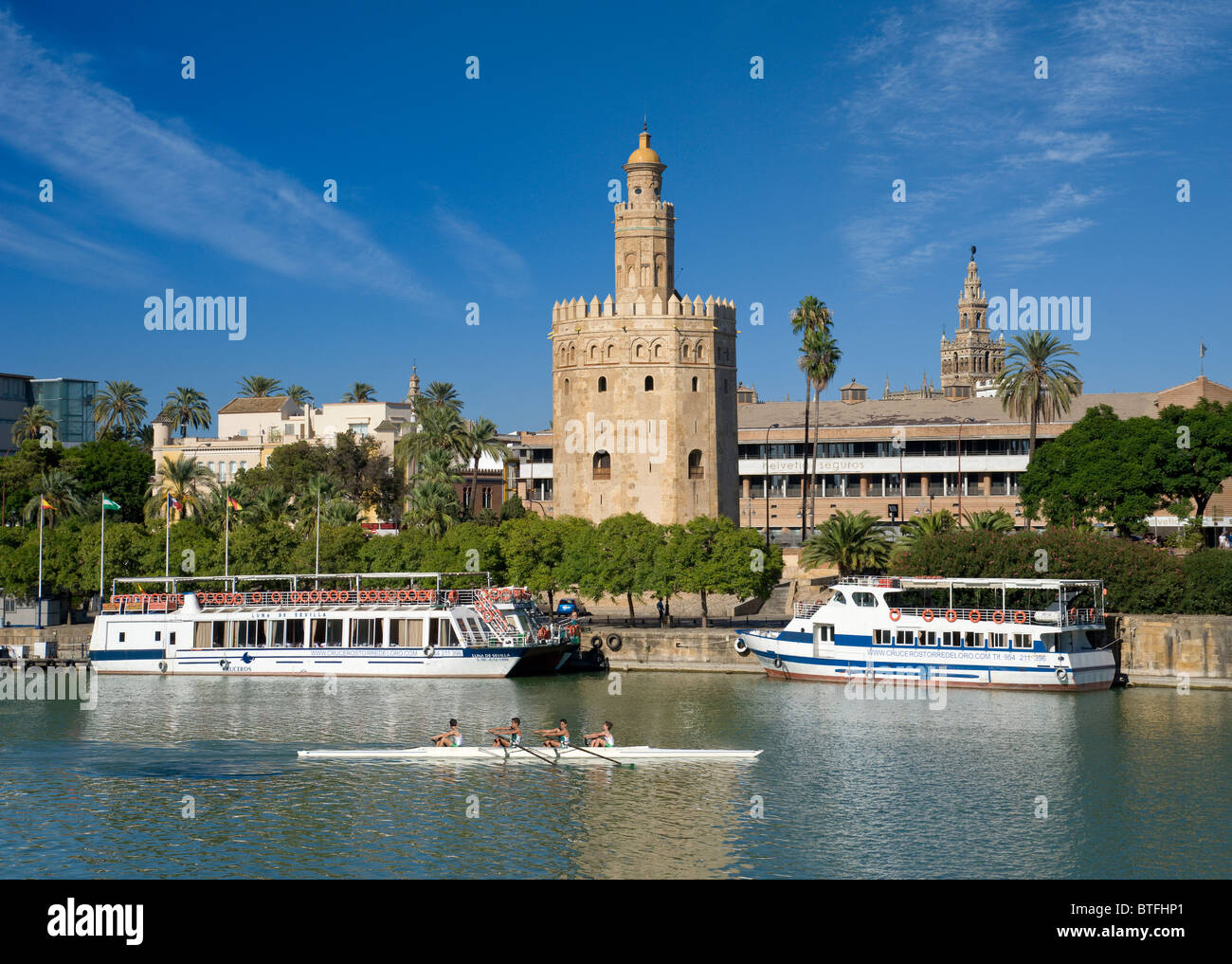 Spanien, Sevilla, Torre del Oro, der goldene Turm cruise Boote und Kanu auf dem Fluss Guadalquivir Stockfoto