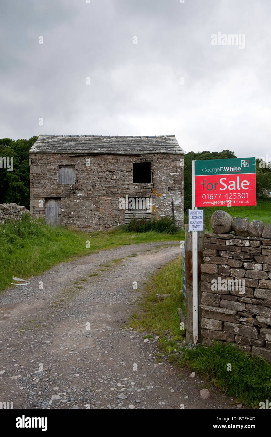 Bauernhof Scheune mit Baugenehmigung mit For Sale Schild. North Yorkshire Stockfoto