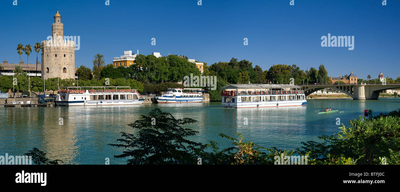 Spanien, Andalusien, Sevilla, Torre del Oro, der goldene Turm cruise Boote und Kanu auf dem Fluss Guadalquivir Stockfoto
