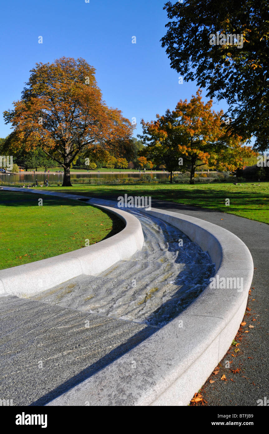 Prinzessin Diana Gedenkbrunnen im Hyde Park London England UK bilden eine kreisförmige Künstliche rill Wasserspiel mit Herbstfarben auf Bäumen Stockfoto