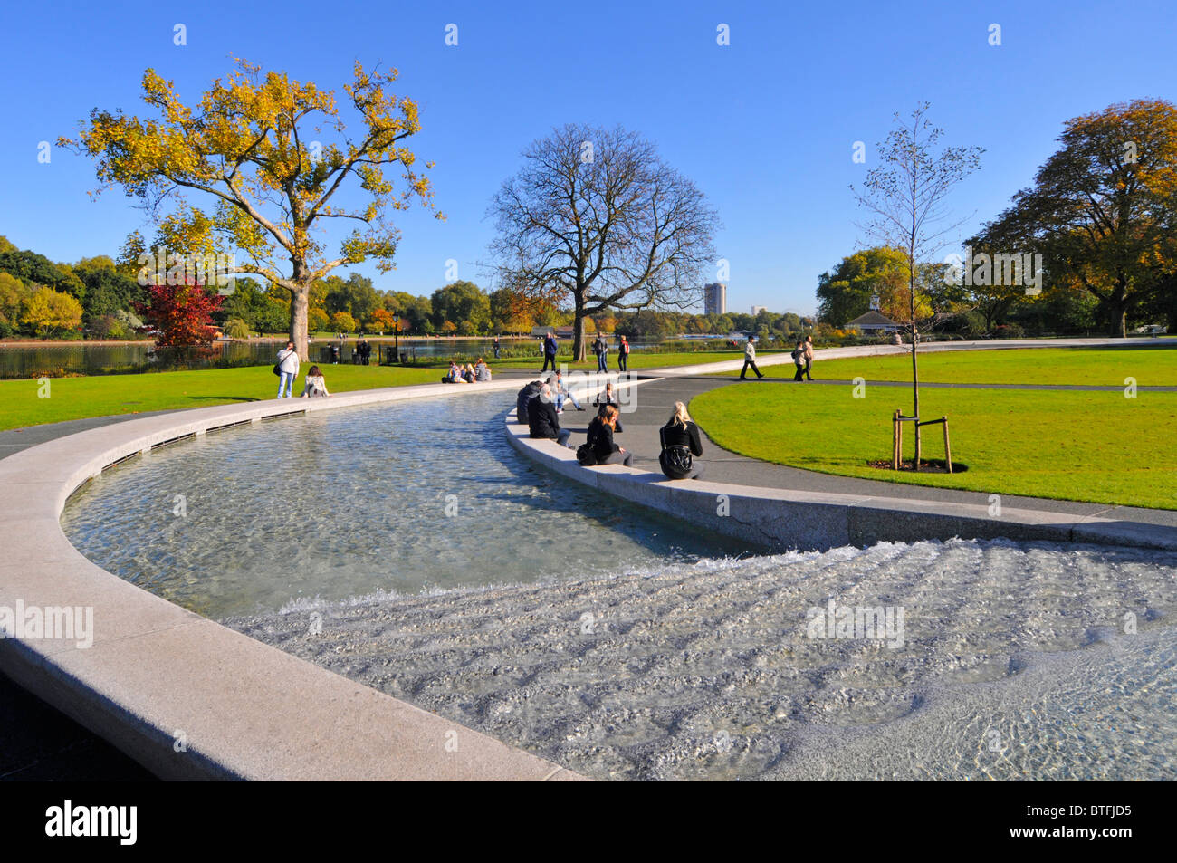 Prinzessin Diana Gedenkbrunnen im Hyde Park London England UK bilden eine kreisförmige Künstliche rill Wasserspiel mit Herbstfarben auf Bäumen Stockfoto