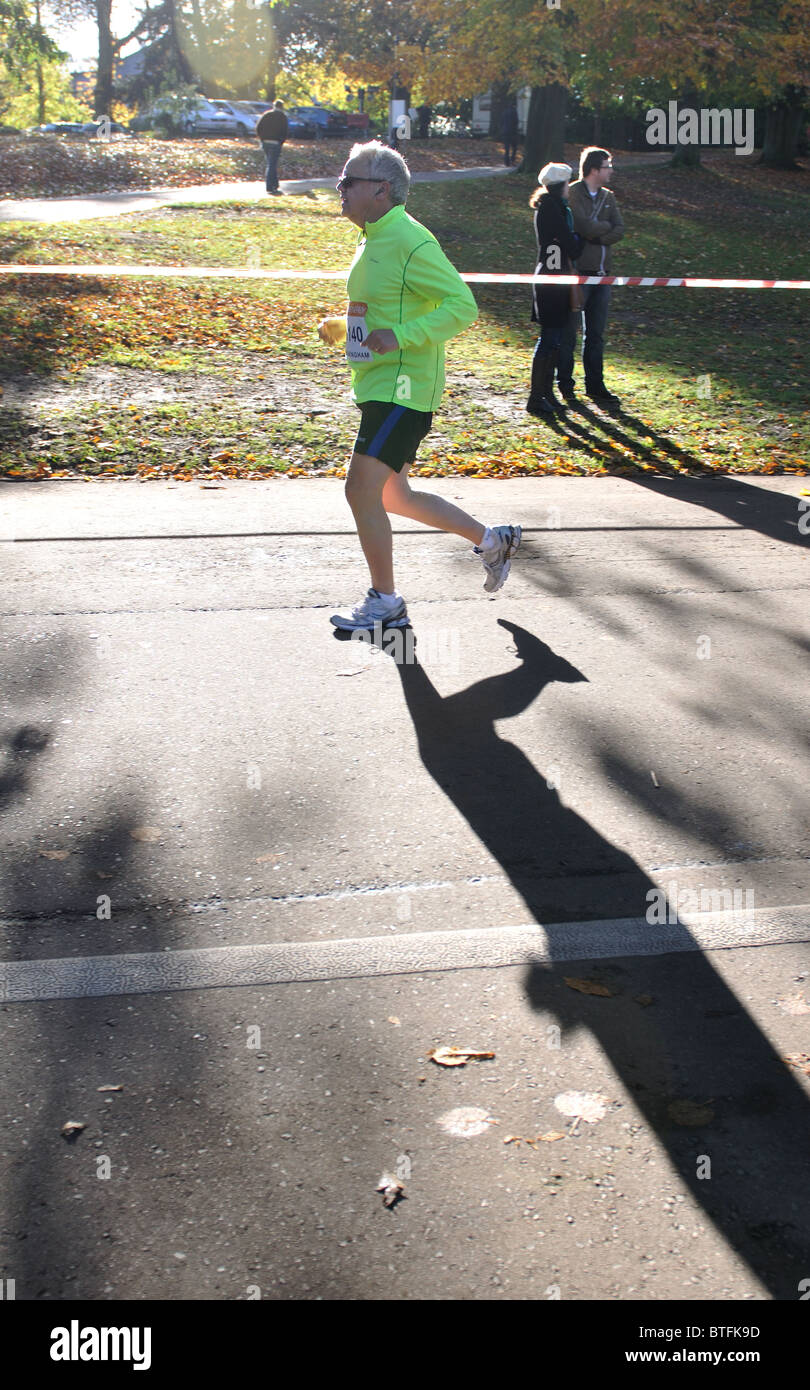 Läufer in Birmingham Half Marathon Rennen in Cannon Hill Park Stockfoto