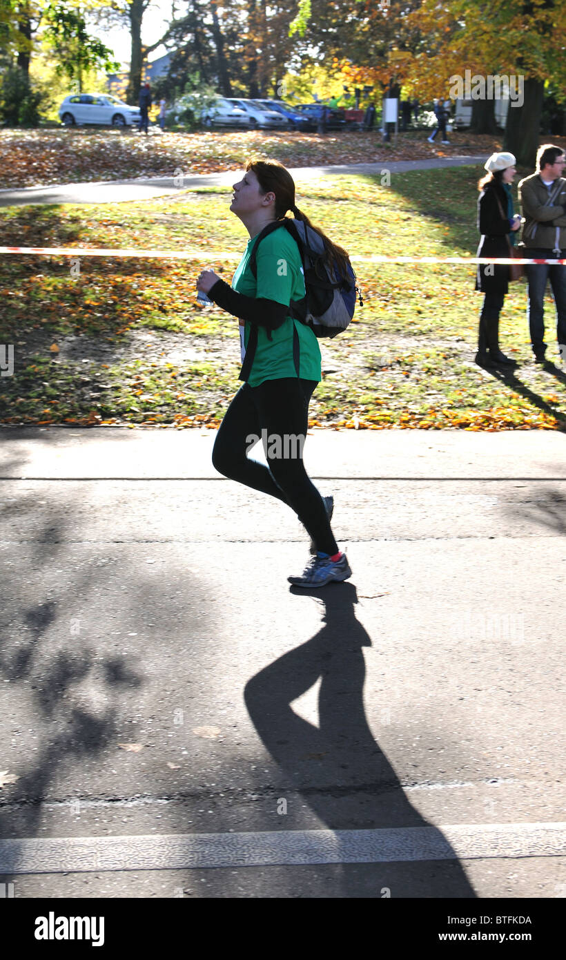 Läufer in Birmingham Half Marathon Rennen in Cannon Hill Park Stockfoto