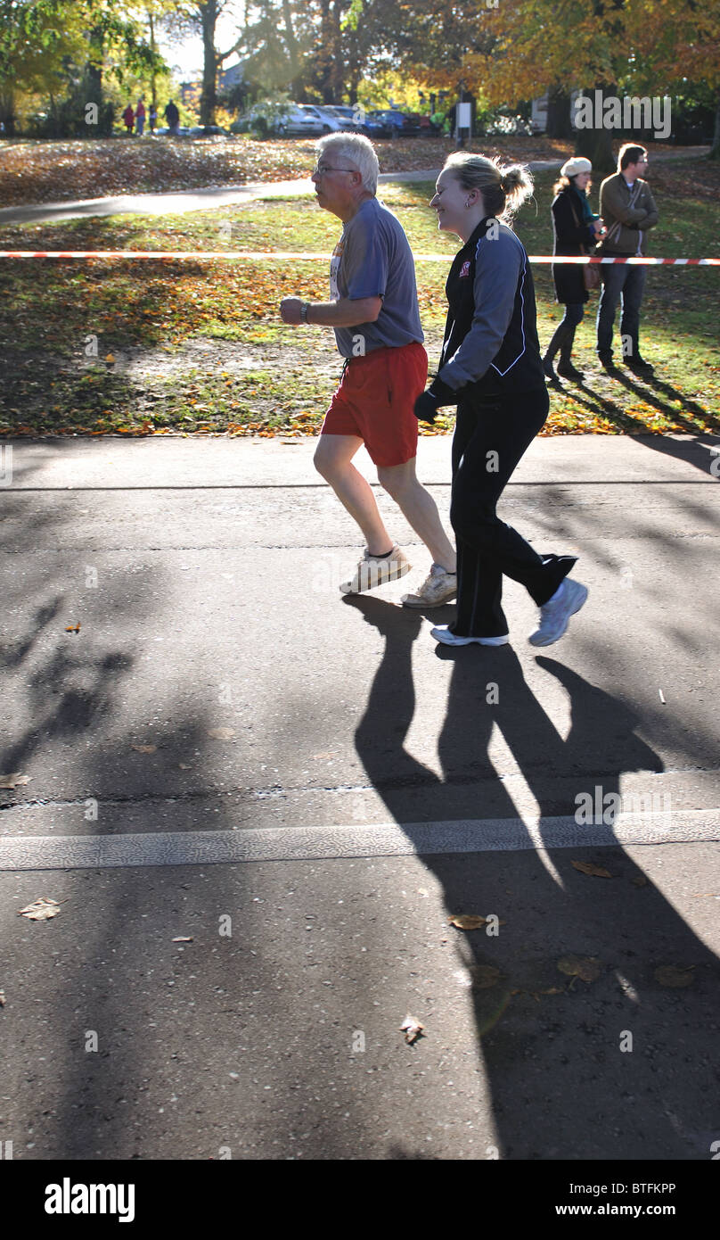 Läufer in Birmingham Half Marathon Rennen in Cannon Hill Park Stockfoto