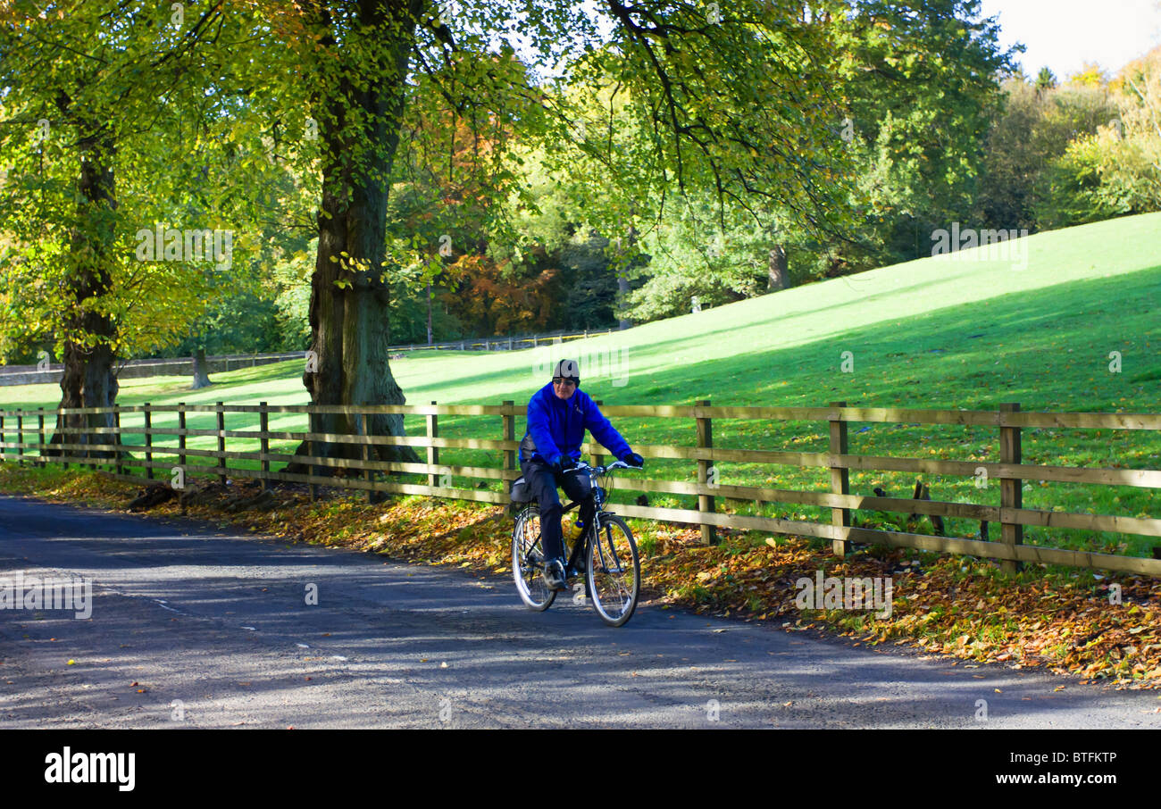 Senior Radfahrer Herbst Sonne am Bywell, Northumberland zu genießen Stockfoto