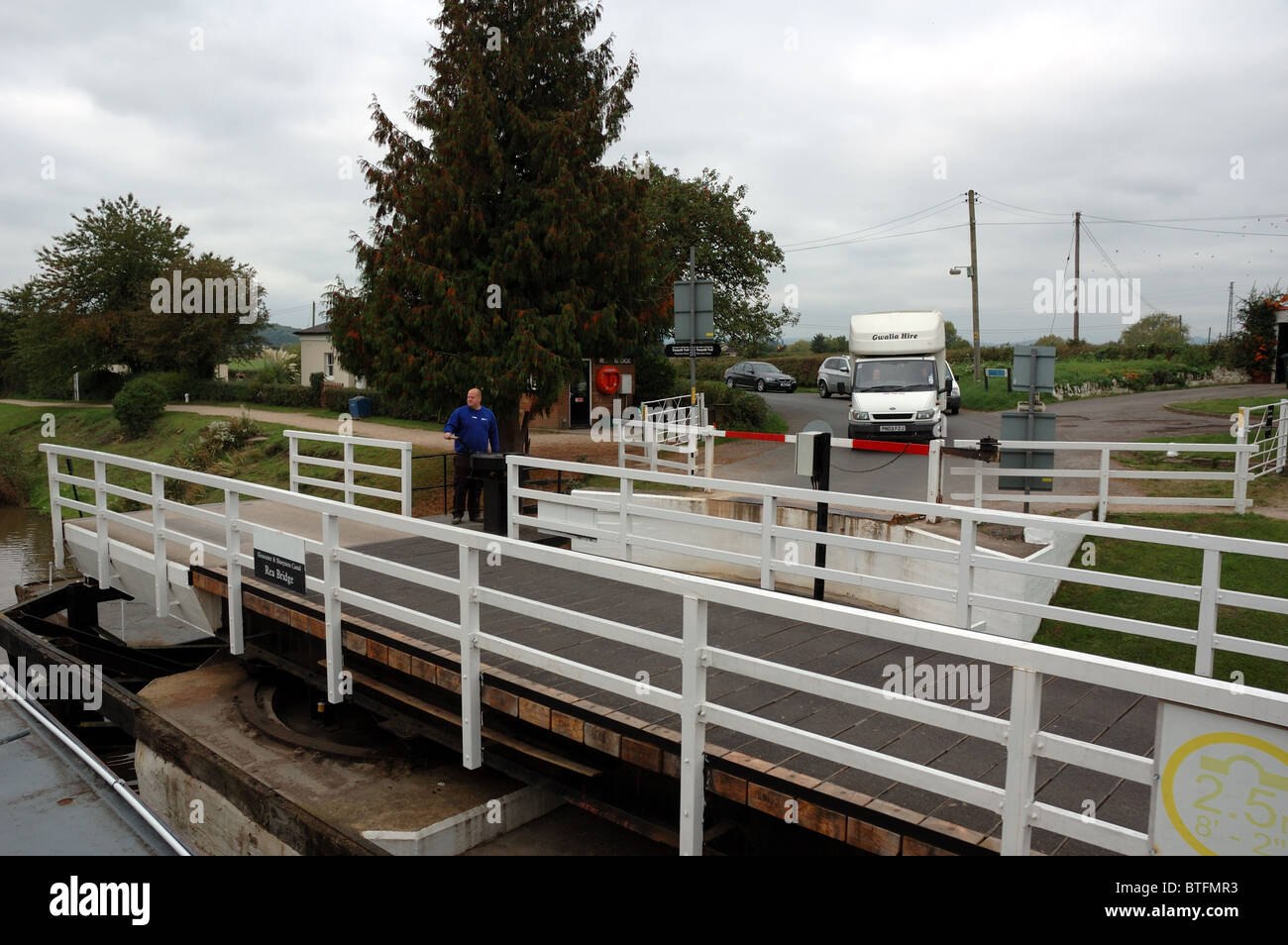 Rea Drehbrücke auf der Gloucester und Schärfe-Kanal geöffnet, um den Durchgang eines Bootes zu ermöglichen Stockfoto