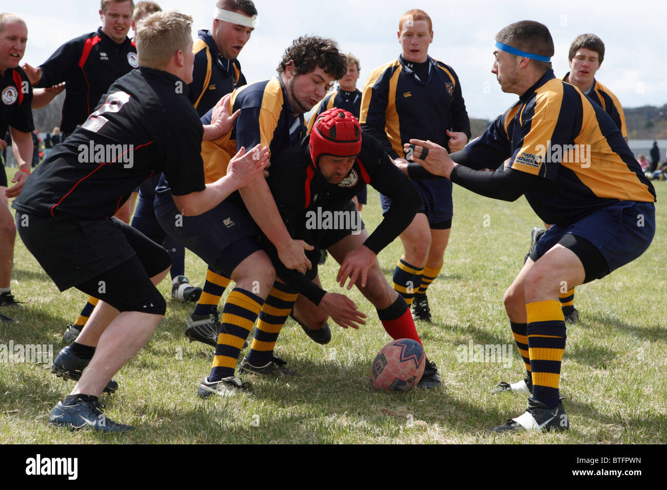 Die Spieler der California University of Pennsylvania und der West Virginia University kämpfen während eines Rugby-Spiels um den Ball. Nur redaktionelle Verwendung. Kommerzielle Nutzung verboten. Stockfoto