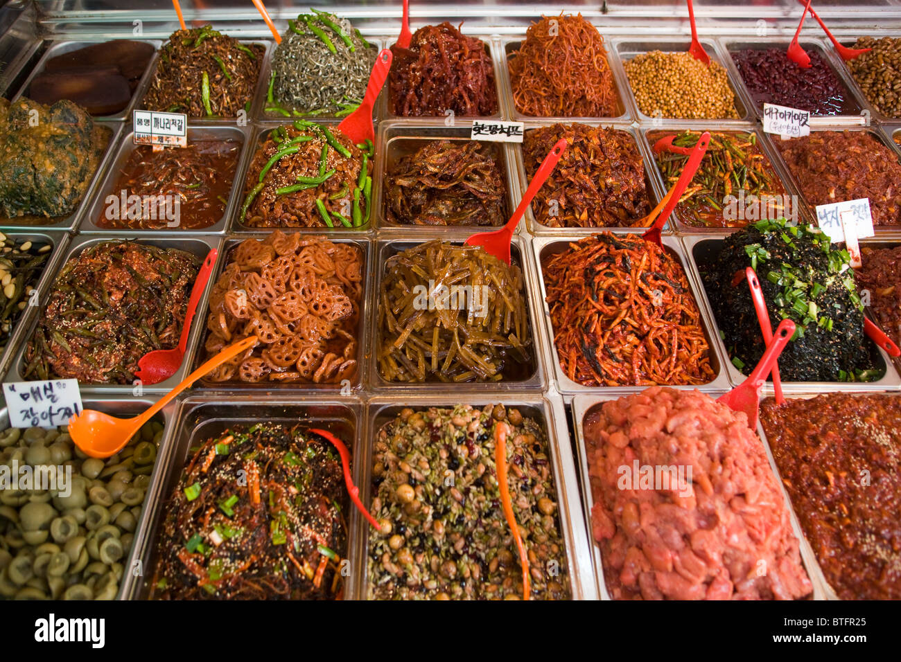 Eingelegtes Gemüse oder Kimchi am Gukje Markt Busan in Südkorea Stockfoto