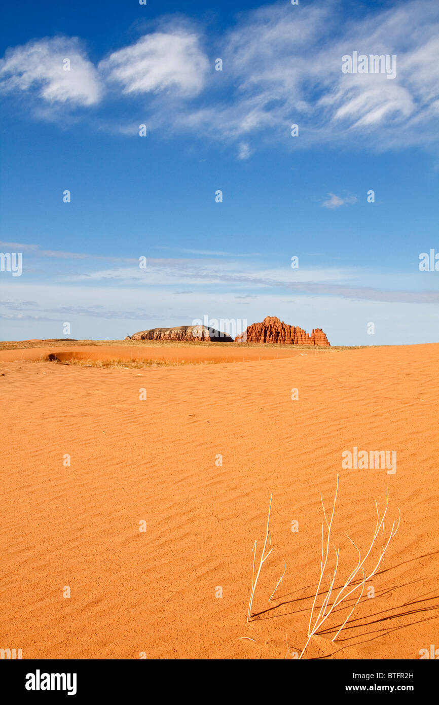 Sanddünen in der Wüste von San Rafael in der Nähe von Goblin Valley State Park in Utah USA. Gilson Buttes im fernen Hintergrund angezeigt. Stockfoto