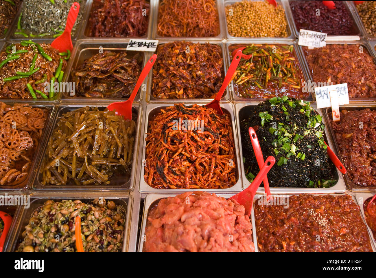 Eingelegtes Gemüse oder Kimchi am Gukje Markt Busan in Südkorea Stockfoto